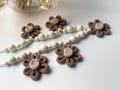 Daisy flower wooden beads garland - Bedroom wall bunting - Boho yarn hanging for baby nursery - Shelf or crib decoration - Floral girl decor